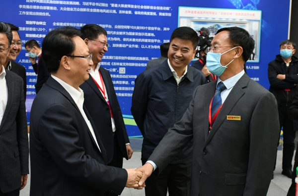 24.省长景俊海与4002cc永利集团农业董事长杨柏明亲切握手_副本.png