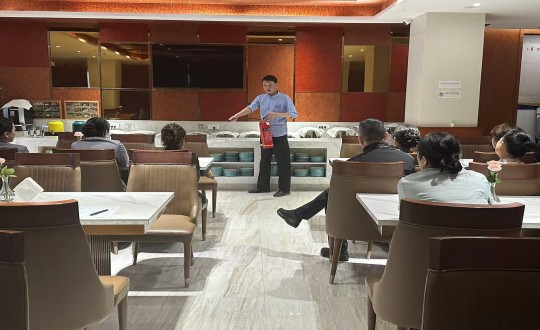 2.长白山4002cc永利集团酒店组织发展消防安全培训_副本.jpg
