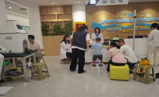 15.医疗公司“科学评估，助力成长”儿童义诊活动现场_副本.jpg